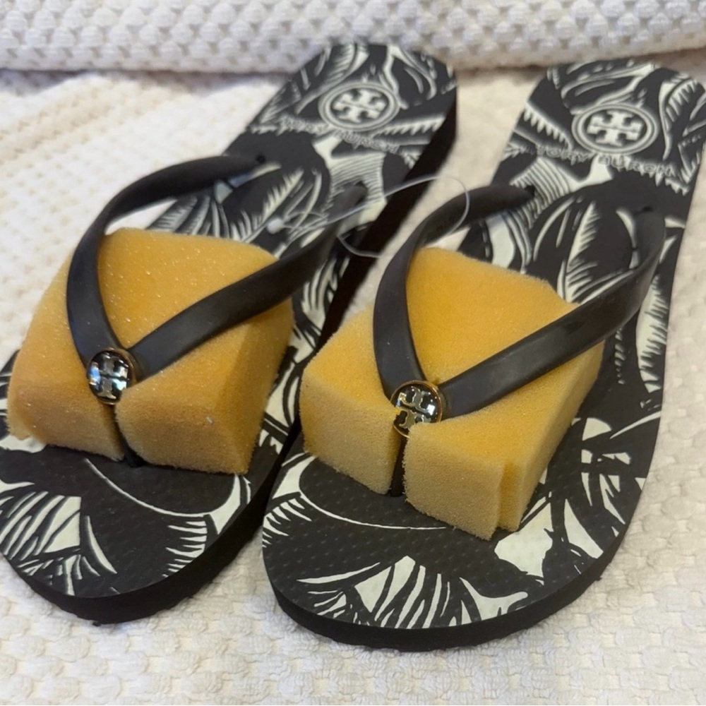 Tory Burch Thin Flip Flops Size 7
BNWT